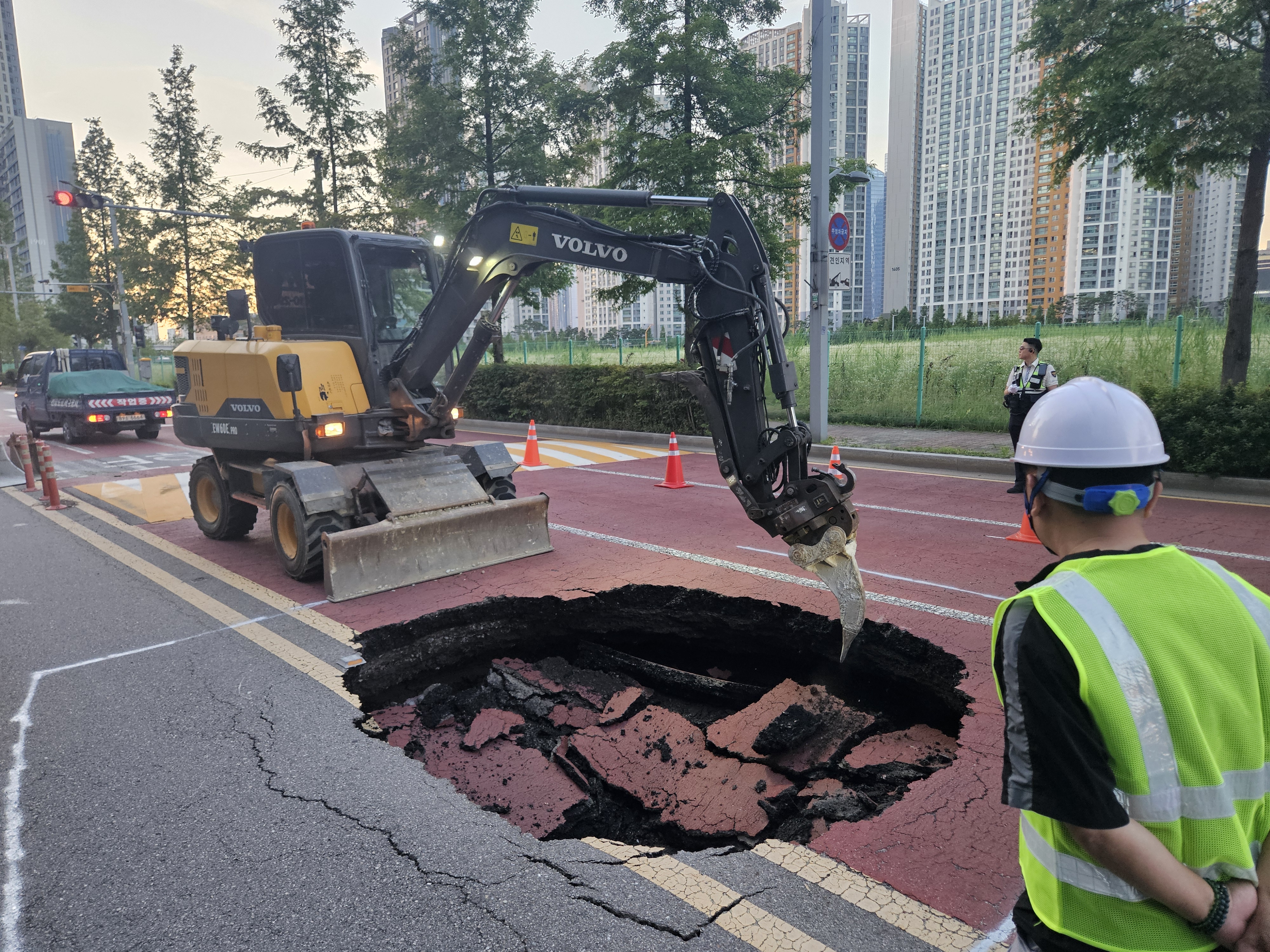 이재호 연수구청장이 최근 인천시 연수구 송도국제도시 도로에서 발생한 싱크홀 의심 신고를 한 구민을 만나 감사의 뜻을 전달했다